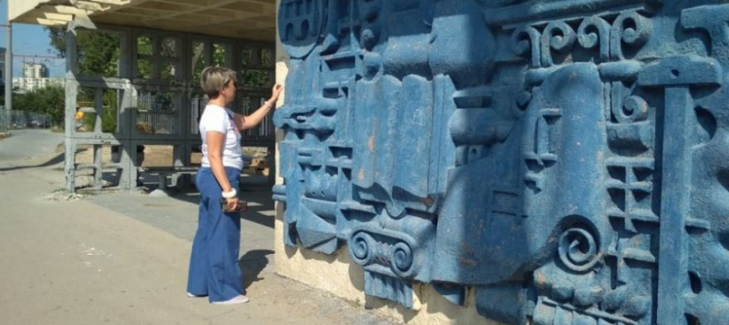 Депутат Щербакова зря позировала у барельефа на остановке "Улица Галины Петровой"