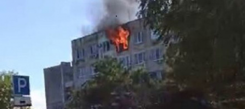 При пожаре в пятиэтажке на крымском курорте погибла женщина [фото, видео]