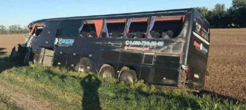 Ехавший в Крым автобус перевернулся при ДТП с фурой - семеро пострадавших