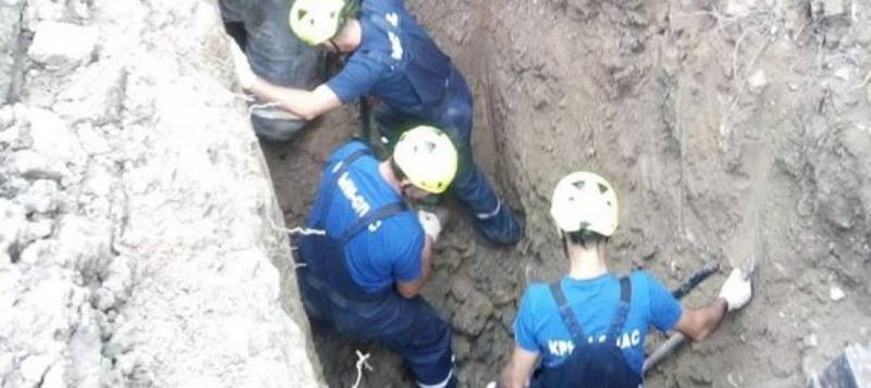 В Крыму одного мужчину откапывали из-под завала, другого доставали из котлована с горячей водой [фото]