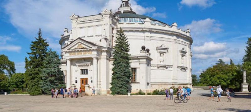 За массовые увольнения сотрудников снят с должности директор музея героической обороны Севастополя