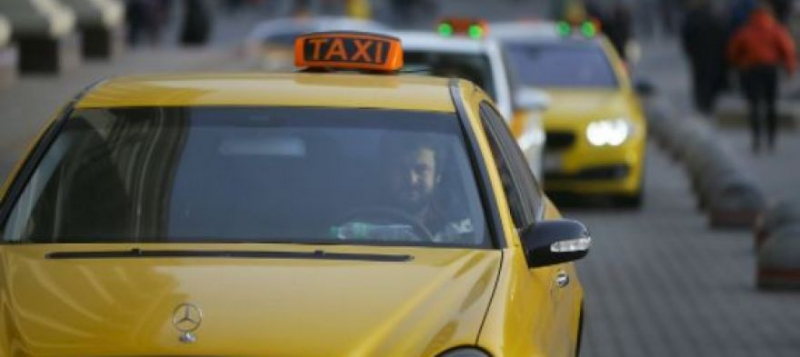 Самозанятых таксистов хотят обязать заключать договоры с агрегаторами и проходить медосмотры