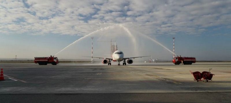 Самолет с шестимиллионным пассажиром 2021 в аэропорту Симферополя встретили водяной аркой [фото]