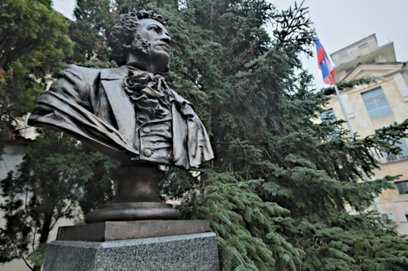 В Севастополе открыли памятник Пушкину
