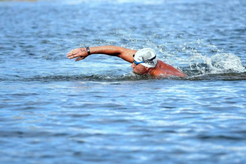Пловец-паралимпиец из Комсомольска-на-Амуре совершил патриотический заплыв в Тихом океане