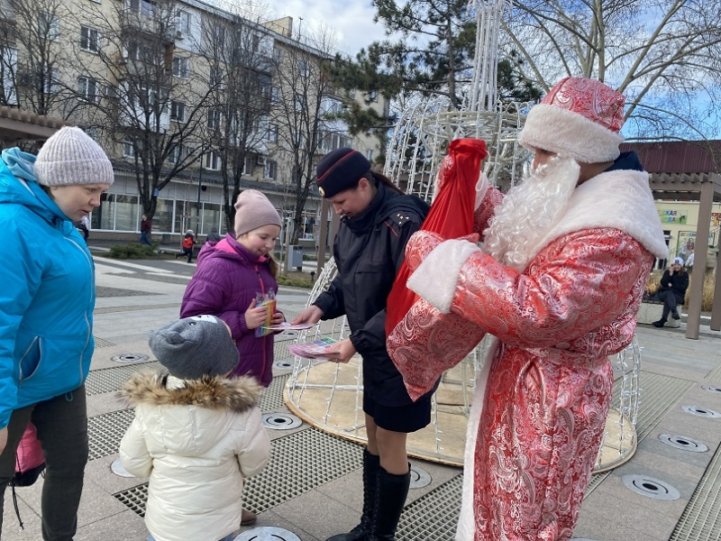 Полицейский Дед Мороз побывал в Симферополе