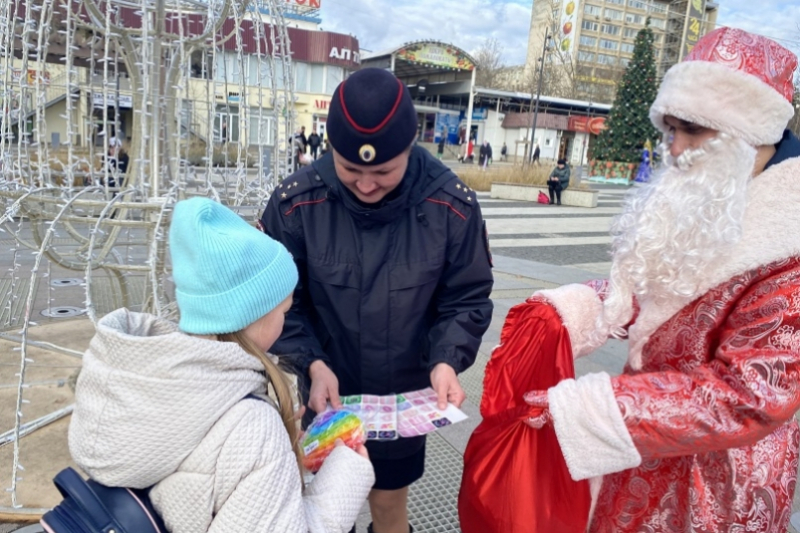 Полицейский Дед Мороз побывал в Симферополе