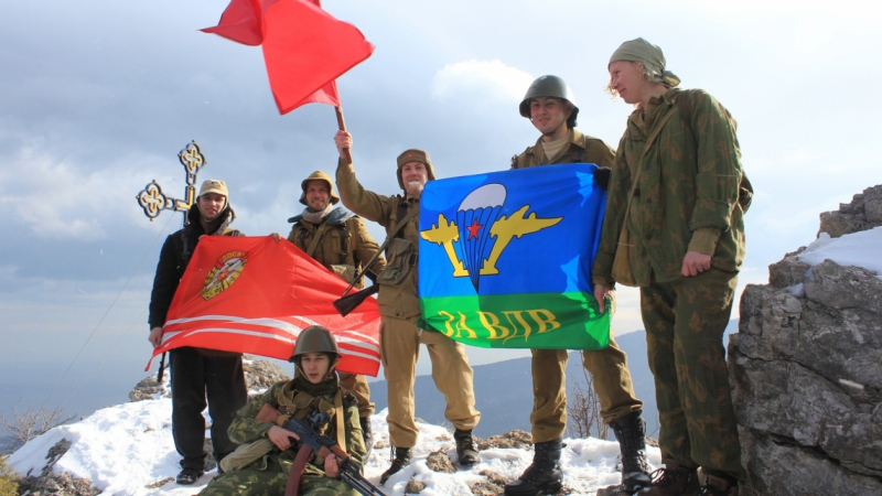 Реконструкторы водрузили три флага в горах над Ялтой