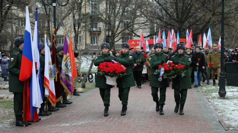 Сергей Аксёнов возложил цветы к мемориалу "Крымчанам, погибшим в Афганистане"