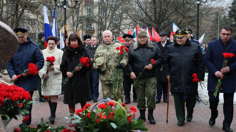 Сергей Аксёнов возложил цветы к мемориалу "Крымчанам, погибшим в Афганистане"