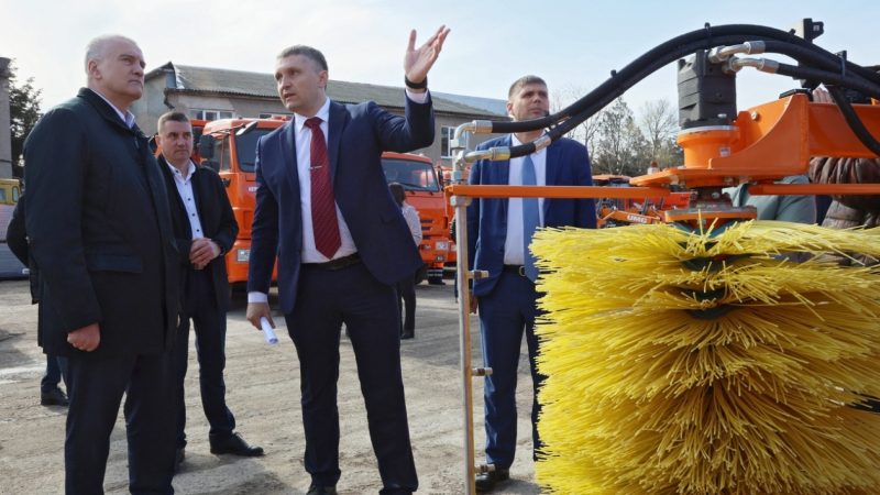 Качество уборки дорог в последнее время повысилось — глава Крыма