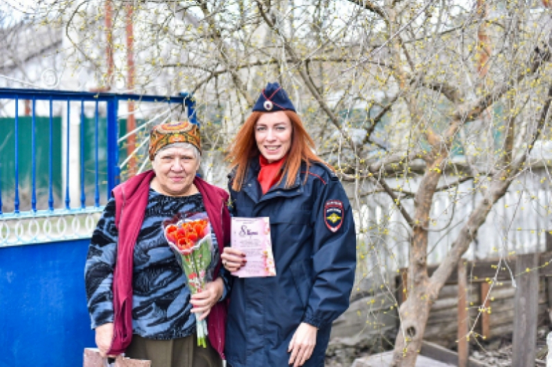 Полицейские Севастополя поздравили жён и матерей погибших сотрудников