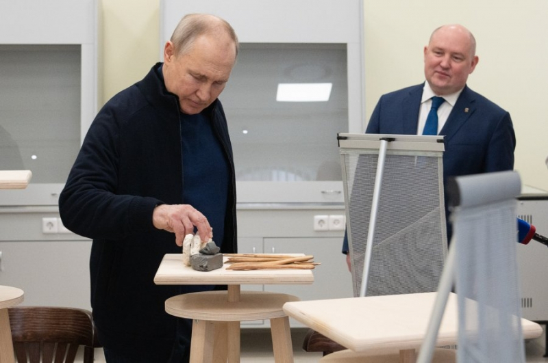 Путин без предупреждения приехал на открытие детской школы искусств в Херсонес