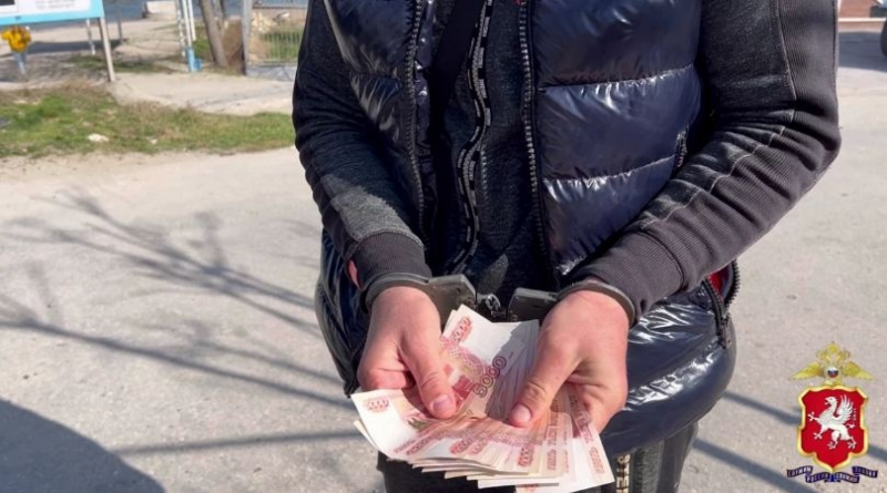 Пособника аферистов, укравших 2,4 млн рублей у пенсионеров, задержала полиция Севастополя
