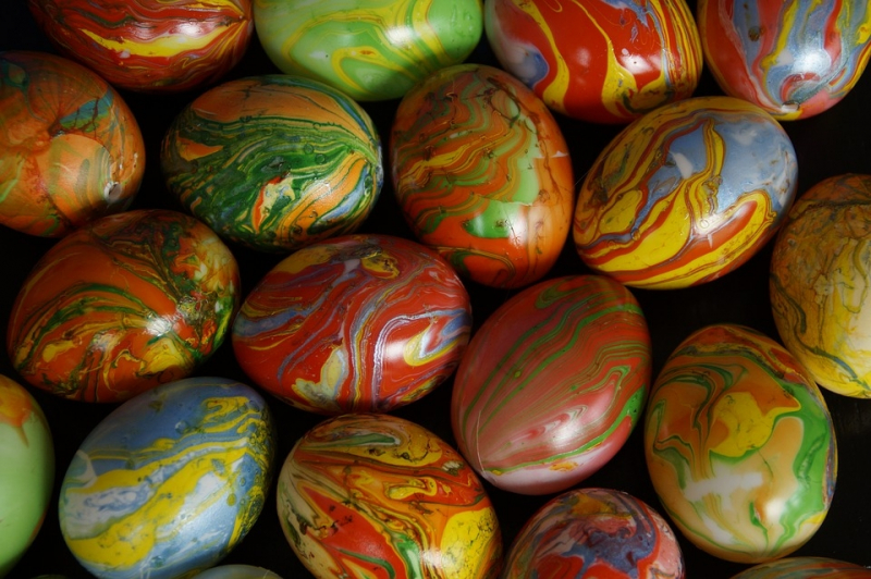 Мраморные, в галстуке или в горошек: красим яйца на Пасху