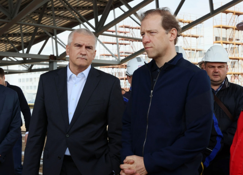 Сергей Аксенов и Денис Мантуров посетили судостроительный завод в Керчи