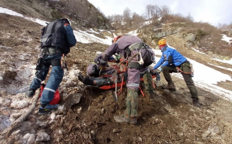 Упавших со скалы женщину без сознания и ее сына спасатели Сочи эвакуировали на вертолете