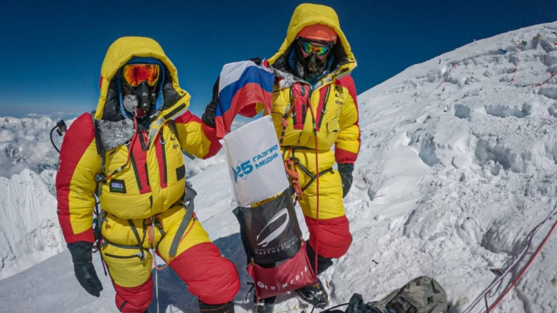 Камчатский альпинист первым из россиян спустился с вершины Эвереста на лыжах