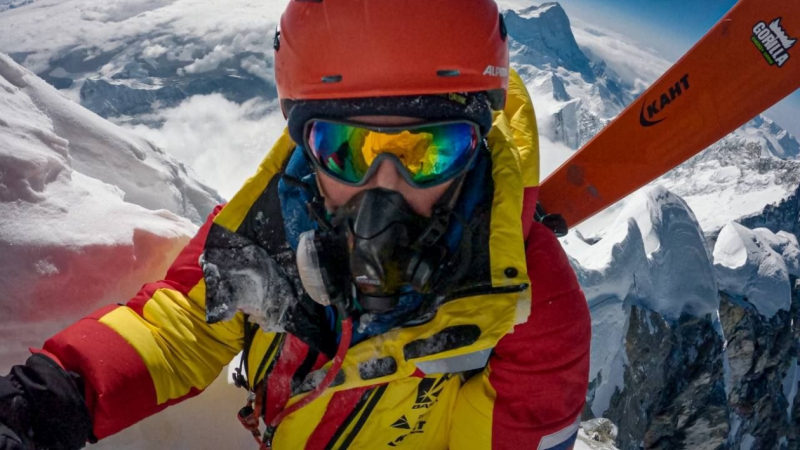 Камчатский альпинист первым из россиян спустился с вершины Эвереста на лыжах