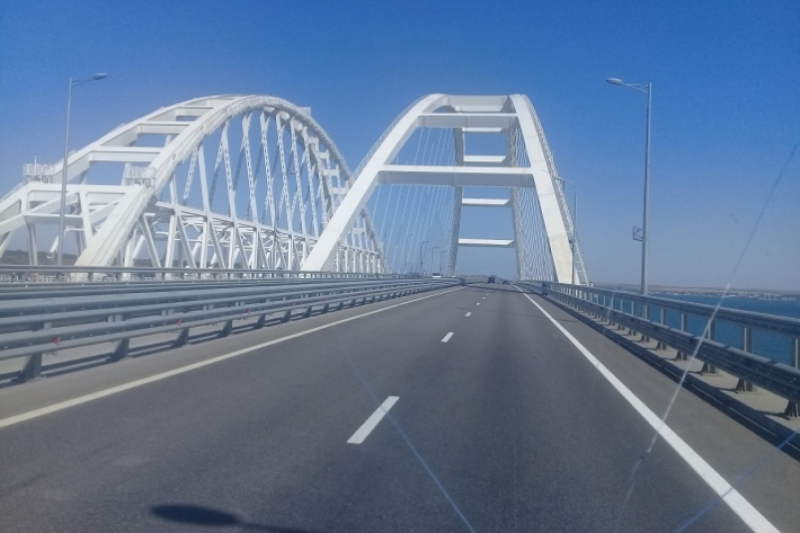 Крымский мост для грузовиков останется закрытым