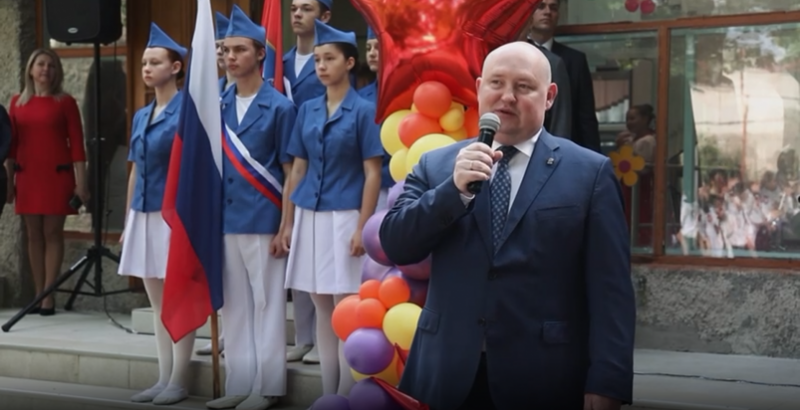 Последний звонок в школе №25 посетил губернатор Севастополя Михаил Развожаев