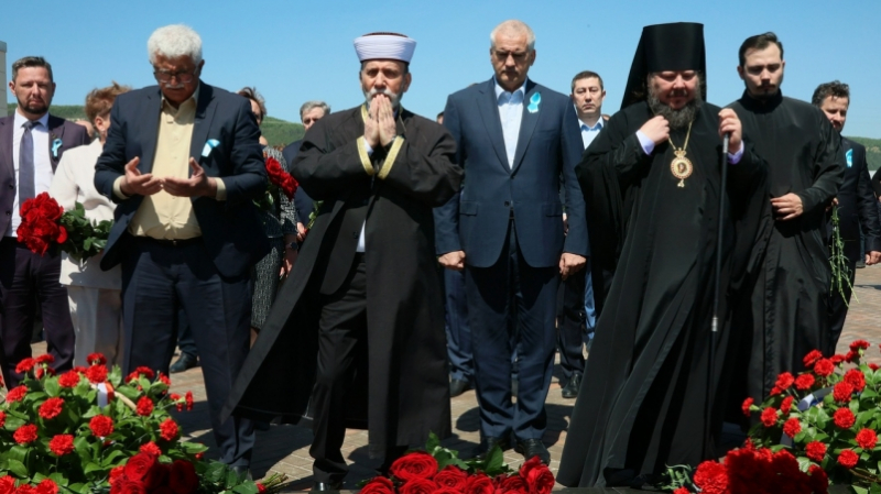 Сергей Аксёнов возложил цветы к Мемориальному комплексу в поселке Сирень