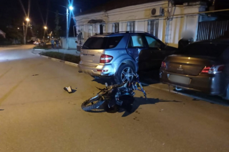 Двое подростков на питбайке врезались в Mercedes-Benz в Феодосии