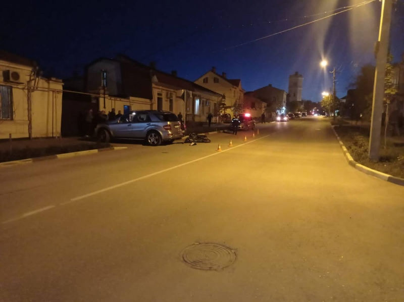 Двое подростков на питбайке врезались в Mercedes-Benz в Феодосии