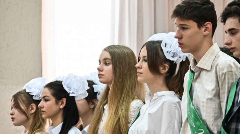 Министр финансов Крыма Ирина Кивико поздравила выпускников с последним звонком
