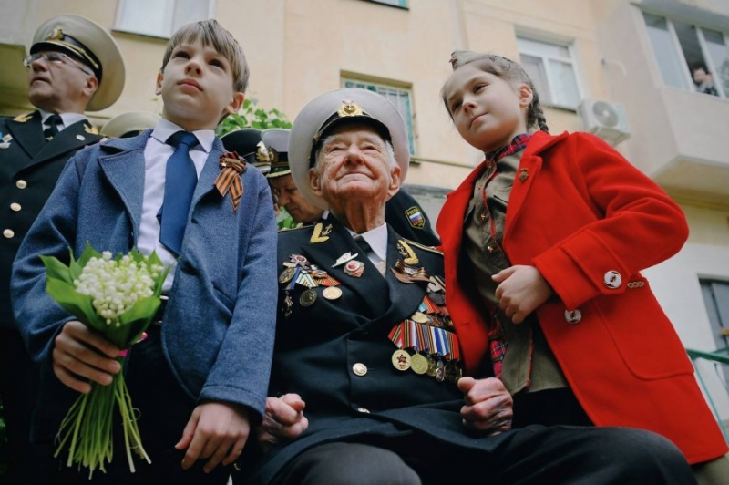 Парад у домов ветеранов провели в Севастополе