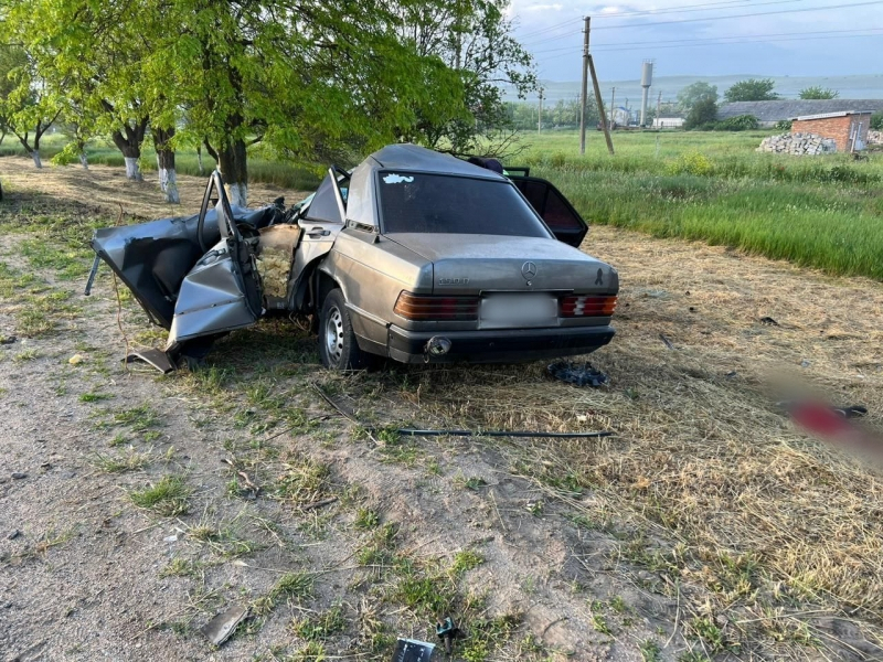 Погиб водитель иномарки, которая вылетела с трассы и врезалась в дерево в Крыму
