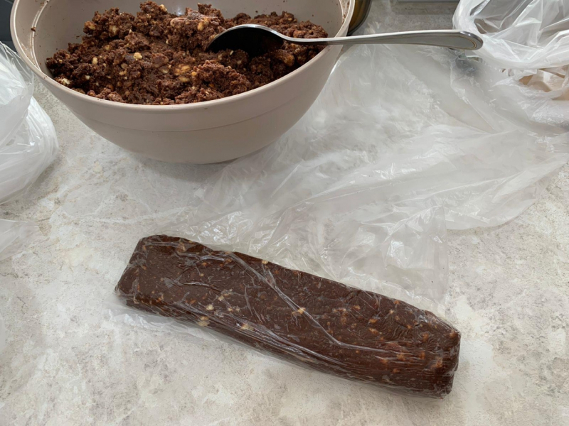 Рецепт шоколадной колбасы как в советском детстве: незабываемое лакомство!  