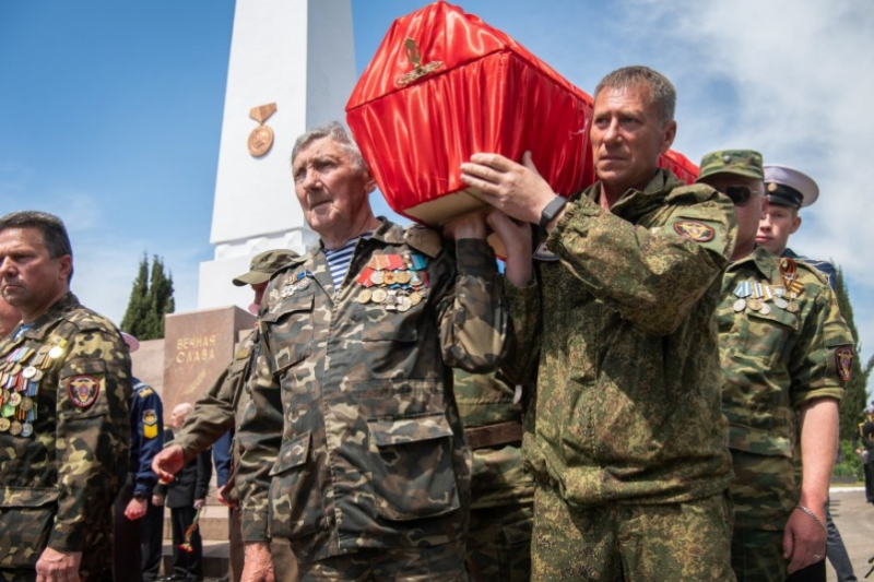 С воинскими почестями перезахоронили останки 193 бойцов ВОВ в Севастополе