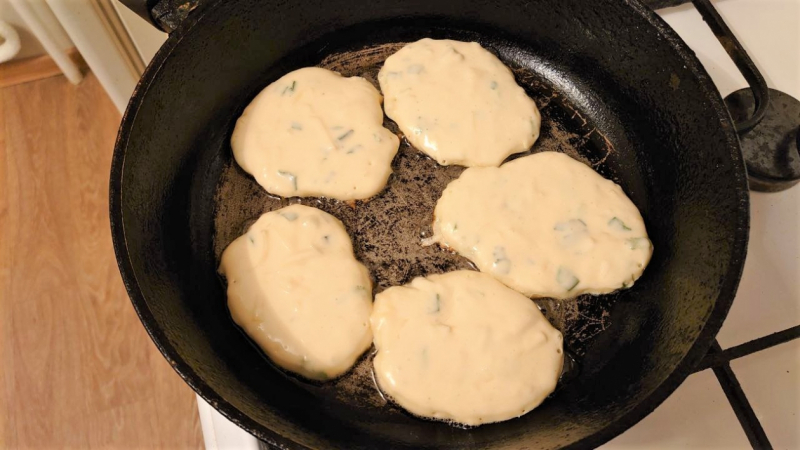 Быстрый и сытный завтрак: нежнейшие оладьи с сыром на кефире