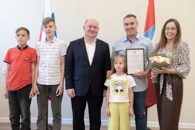 Семья с 9 детьми получила сертификат на жилье в Севастополе
