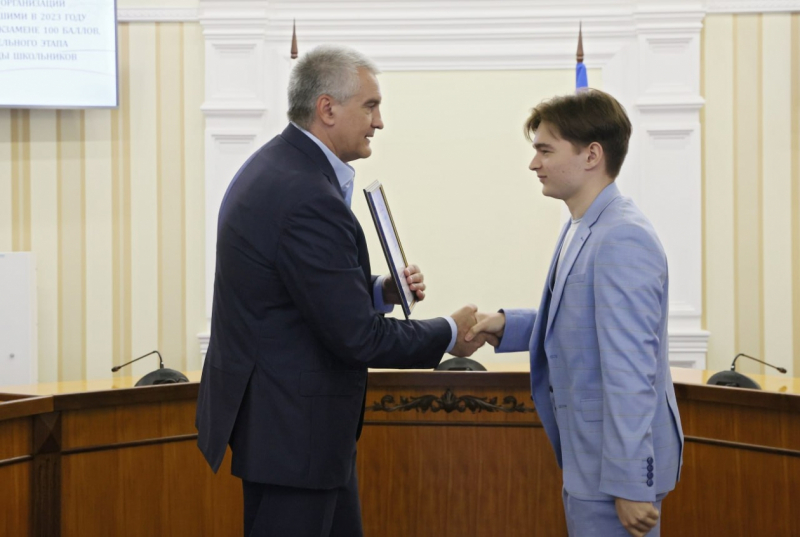 Глава Крыма Сергей Аксёнов наградил выпускников, получивших 100 баллов на ЕГЭ
