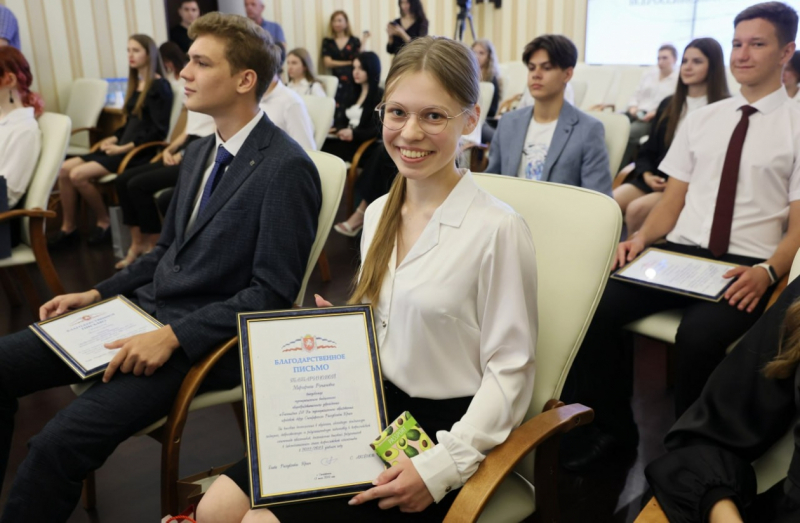 Глава Крыма Сергей Аксёнов наградил выпускников, получивших 100 баллов на ЕГЭ
