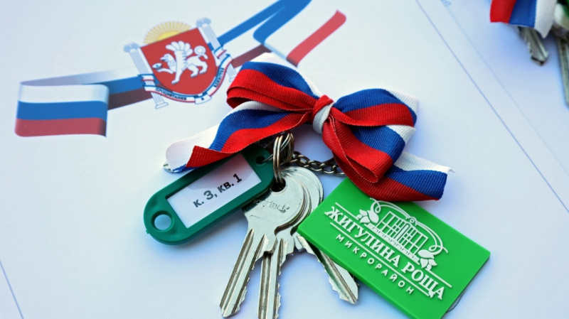 Переселенцам из аварийного жилья вручили ключи от новых квартир в Крыму