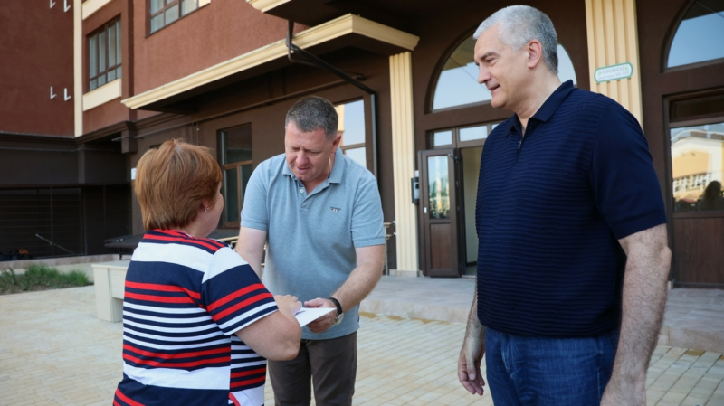 Переселенцам из аварийного жилья вручили ключи от новых квартир в Крыму