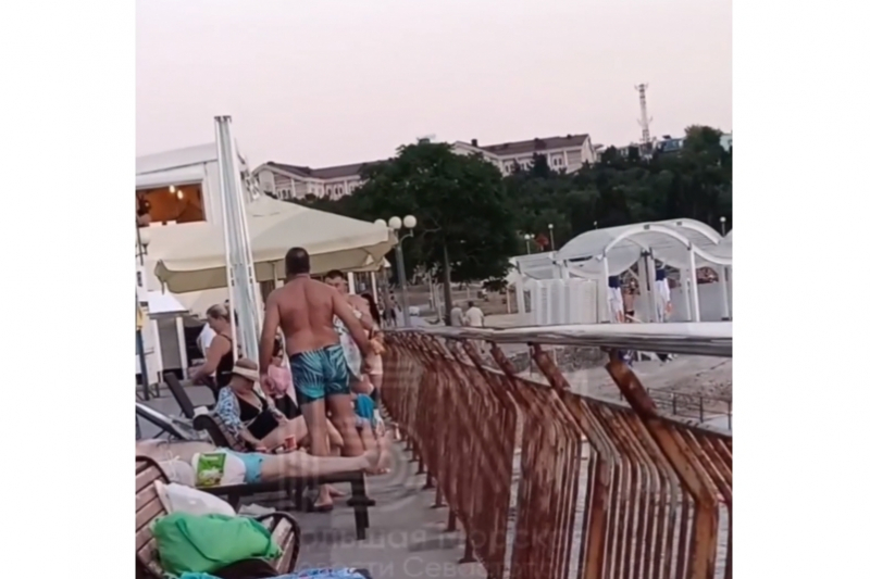 Выкрикивавшего нецензурную брань на городском пляже мужчину задержали в Севастополе