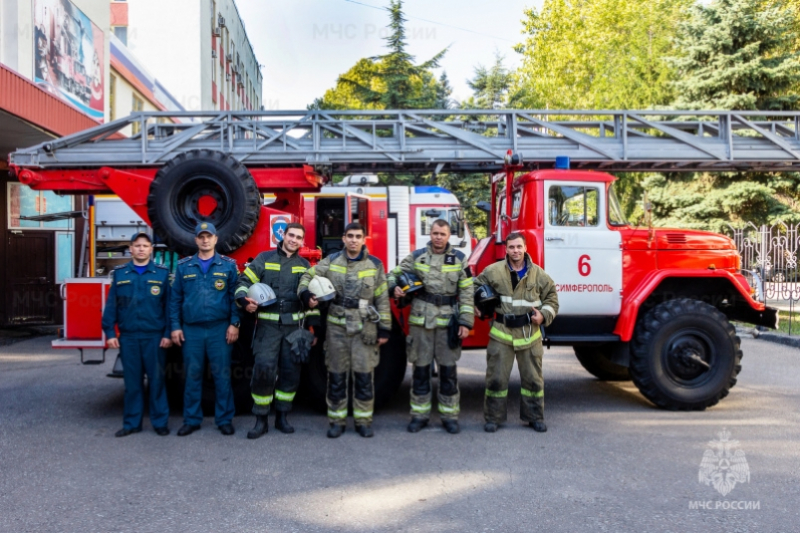 Двоих детей и шестеро взрослых спасли из горящего дома пожарные в Симферополе