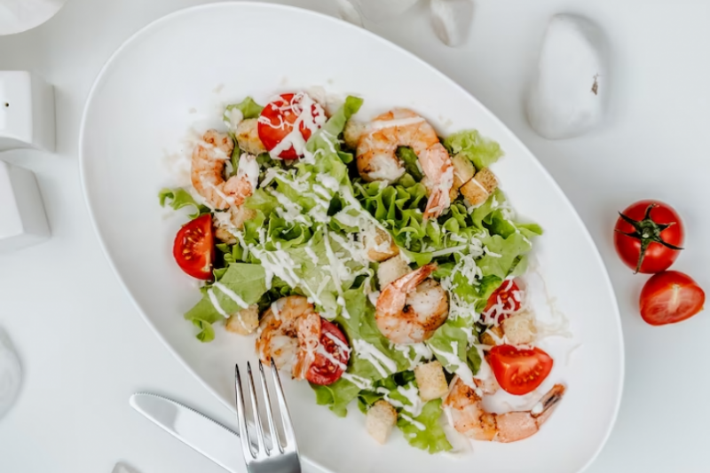 Греческий салат с креветками и фетой: пожалуй, лучшее летнее блюдо