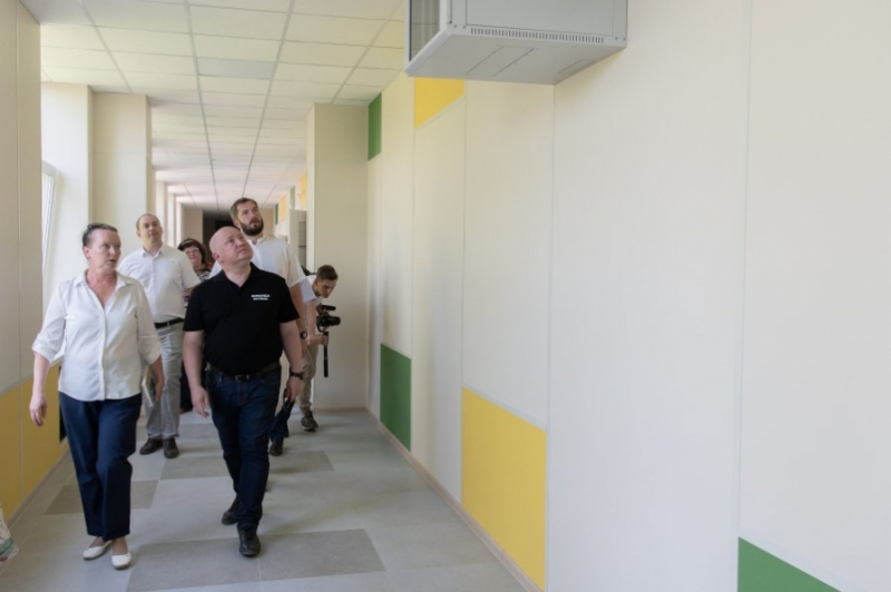 Михаил Развожаев осмотрел ход капитального ремонта в трёх школах