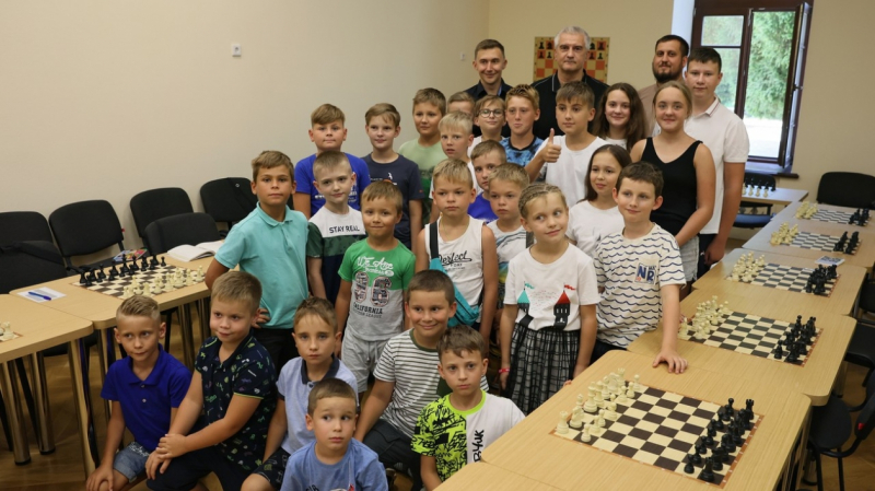 Сергей Аксенов сыграл в шахматы с чемпионом мира в обновленной спортшколе Симферополя