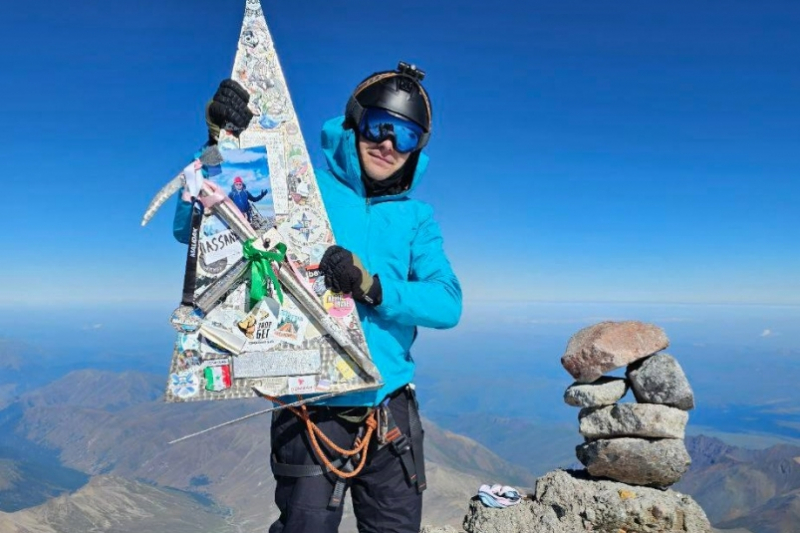 Краснодарский альпинист, покоривший Эльбрус, передаст на миллион ₽ спальников бойцам СВО