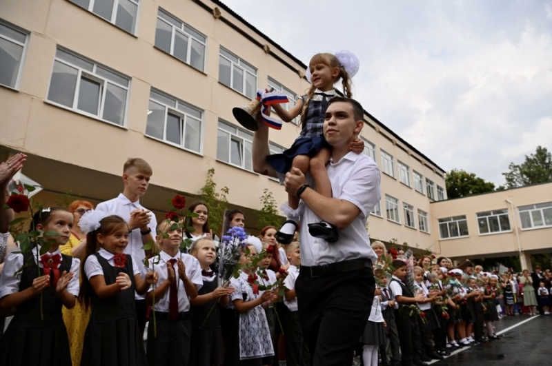 Михаил Развожаев поздравил учеников школы №12 с Днём знаний в Инкермане