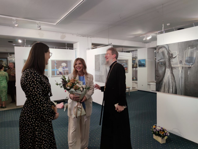 Не точка, а многоточие: открылась выставка Александры Тарасовой