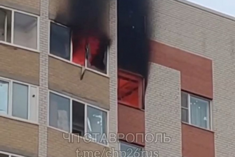 Погиб сорвавшийся с 12-го этажа при пожаре в многоэтажке мужчина