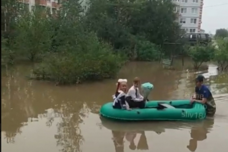 Школьники в Приморье доплывали на линейку 1 сентября на лодке