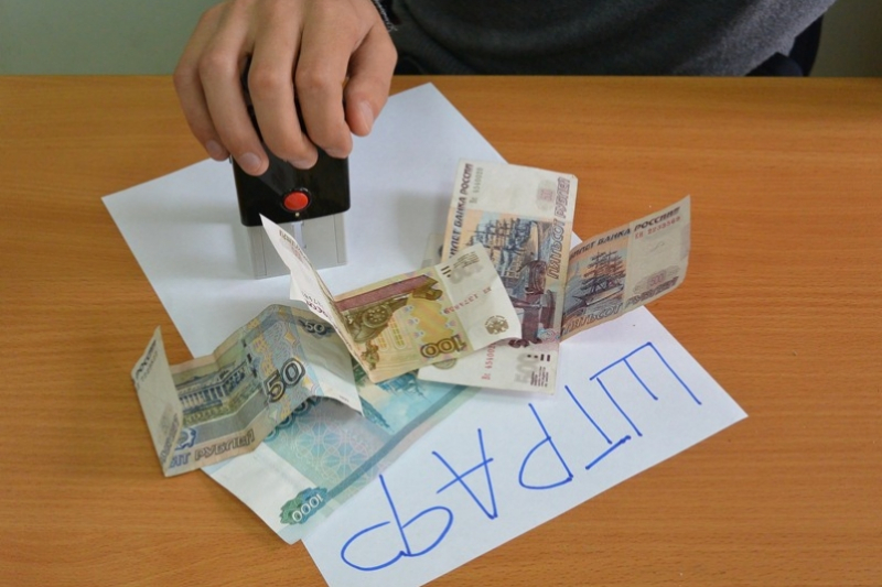 Штраф выплатит пытавшийся дать взятку автоинспектору мужчина из Армянска